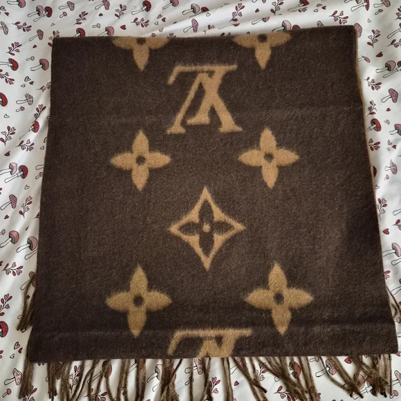 Louis Vuitton Elegant Brown Monogram Scarf